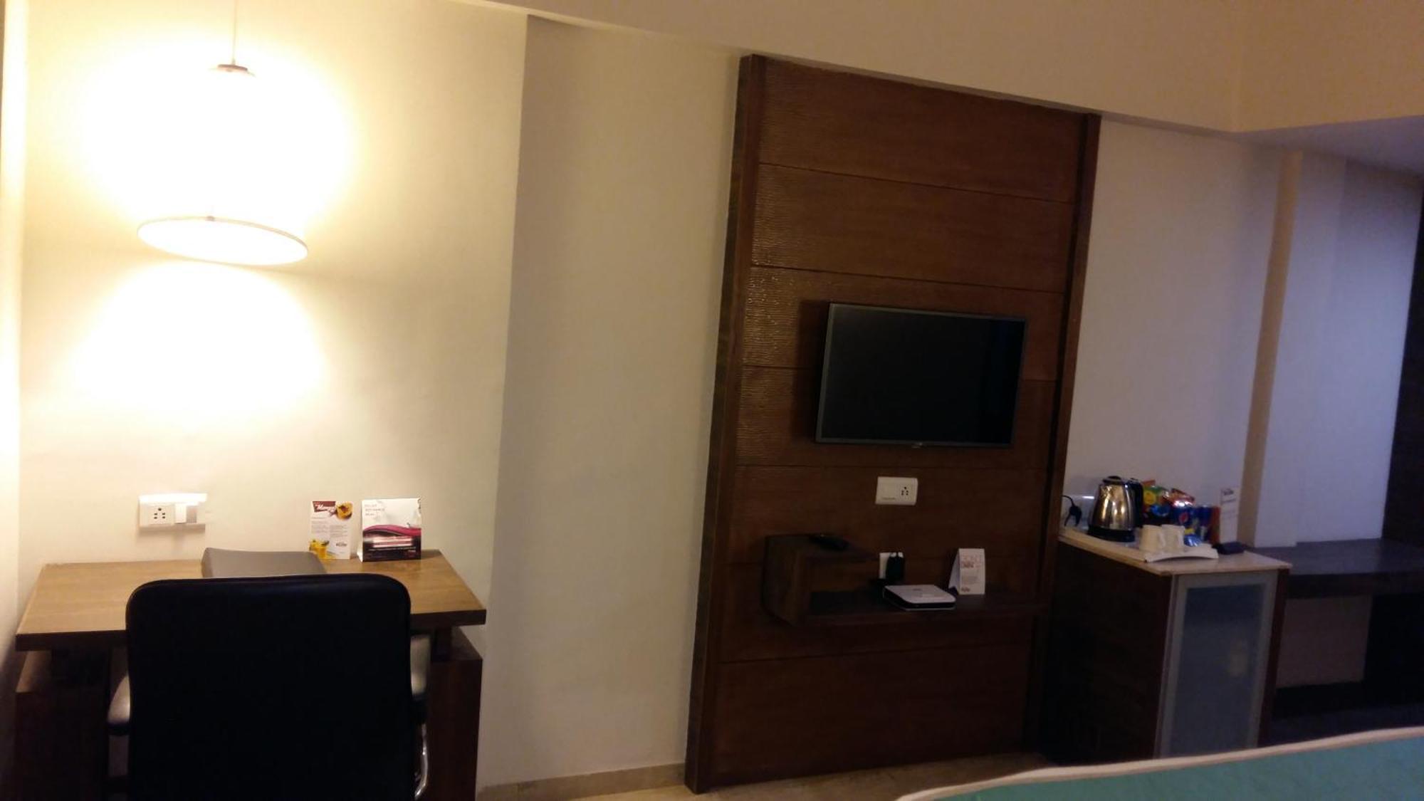 Pride Biznotel Vadodara Exterior foto