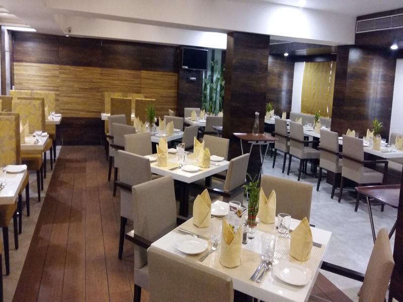 Pride Biznotel Vadodara Exterior foto