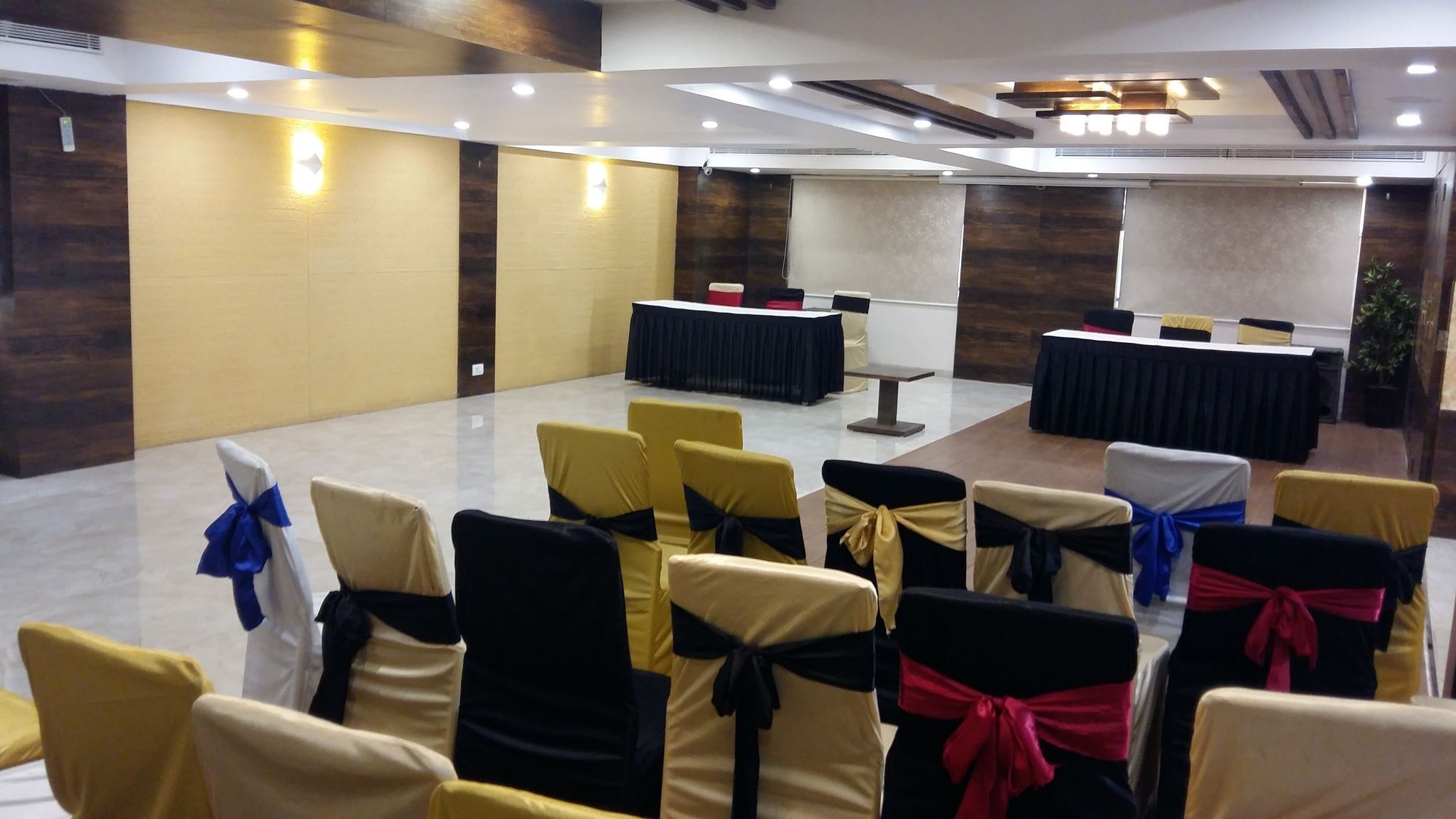 Pride Biznotel Vadodara Exterior foto